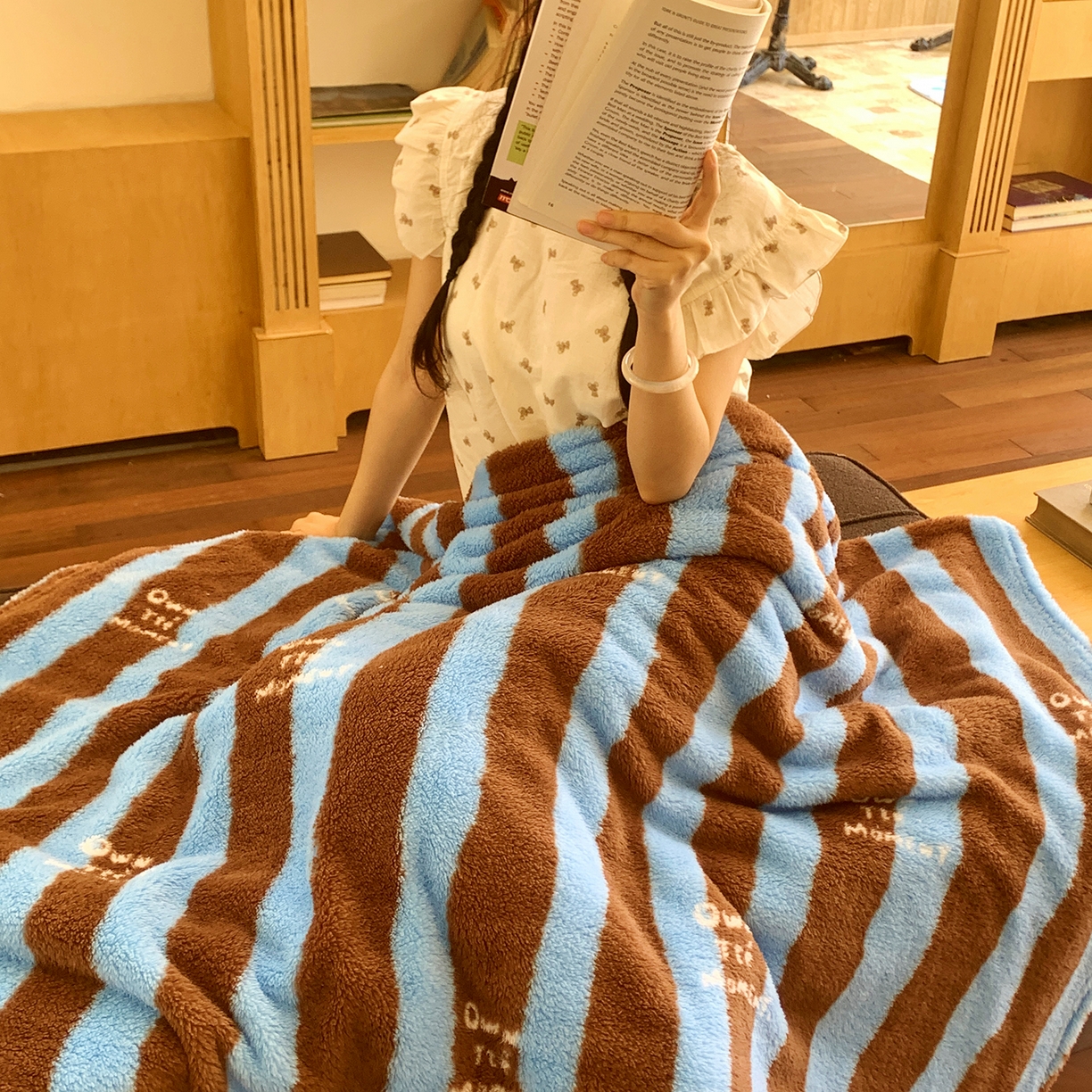 91家纺网 家纺一手货源 找家纺 桃喜 2025新款亲肤舒适摇粒绒毛毯 复古蓝咖条