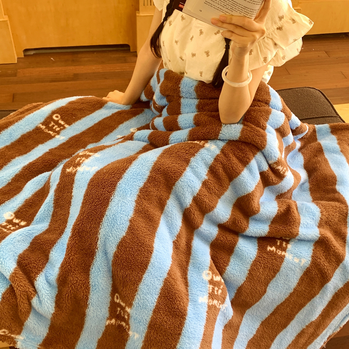 91家纺网 家纺一手货源 找家纺 桃喜 2025新款亲肤舒适摇粒绒毛毯 复古蓝咖条