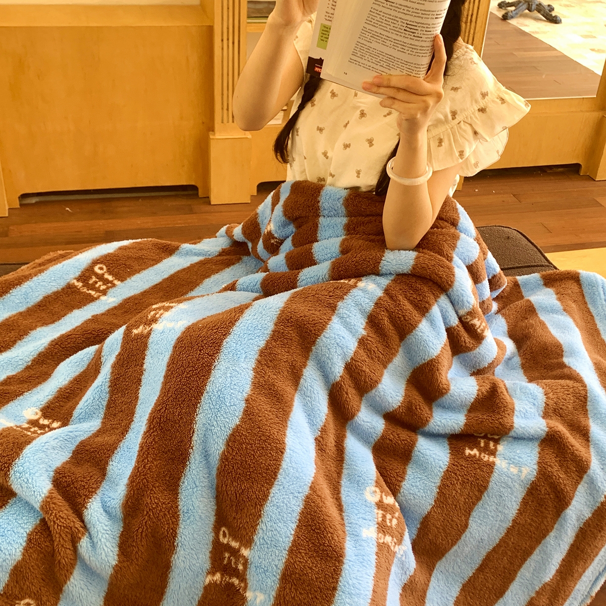 91家纺网 家纺一手货源 找家纺 桃喜 2025新款亲肤舒适摇粒绒毛毯 复古蓝咖条