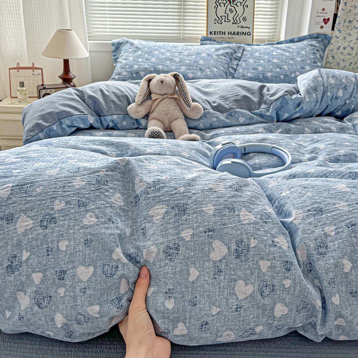 91家纺网 家纺一手货源 找家纺 一比一 2025新款古法水洗棉小布袋高克重云柔棉四件套  蓝爱心