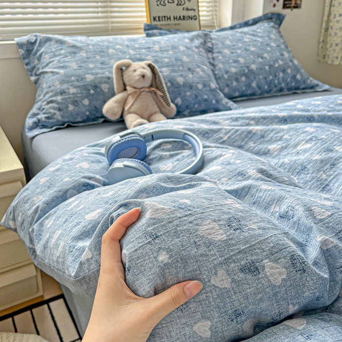 91家纺网 家纺一手货源 找家纺 一比一 2025新款古法水洗棉小布袋高克重云柔棉四件套  蓝爱心