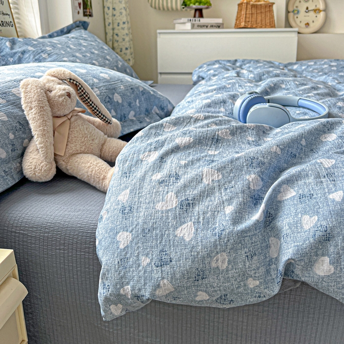 91家纺网 家纺一手货源 找家纺 一比一 2025新款古法水洗棉小布袋高克重云柔棉四件套  蓝爱心