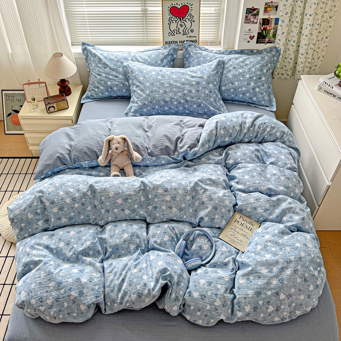 91家纺网 家纺一手货源 找家纺 一比一 2025新款古法水洗棉小布袋高克重云柔棉四件套  蓝爱心