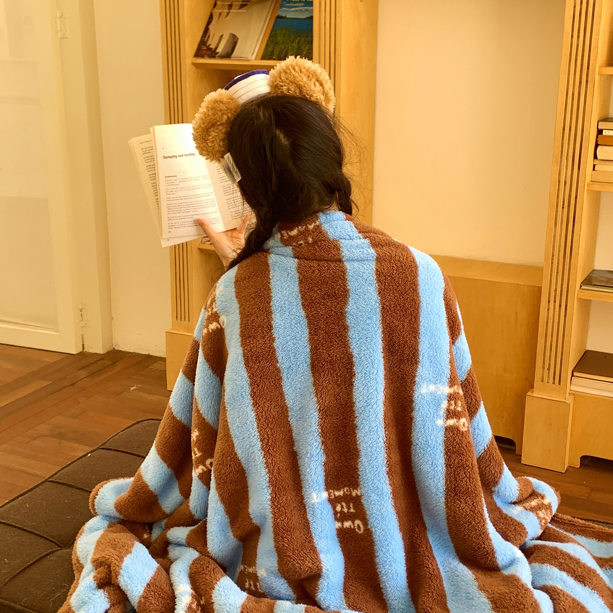 91家纺网 家纺一手货源 找家纺 桃喜 2025新款亲肤舒适摇粒绒毛毯 复古蓝咖条