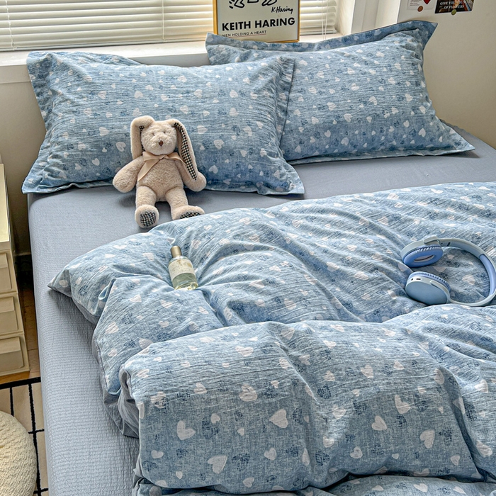 91家纺网 家纺一手货源 找家纺 一比一 2025新款古法水洗棉小布袋高克重云柔棉四件套  蓝爱心