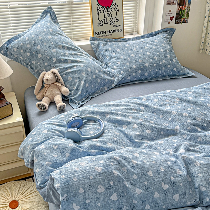 91家纺网 家纺一手货源 找家纺 一比一 2025新款古法水洗棉小布袋高克重云柔棉四件套  蓝爱心