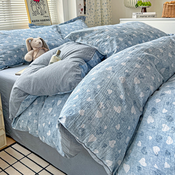 91家纺网 家纺一手货源 找家纺 一比一 2025新款古法水洗棉小布袋高克重云柔棉四件套  蓝爱心