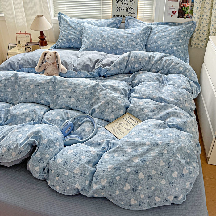 91家纺网 家纺一手货源 找家纺 一比一 2025新款古法水洗棉小布袋高克重云柔棉四件套  蓝爱心