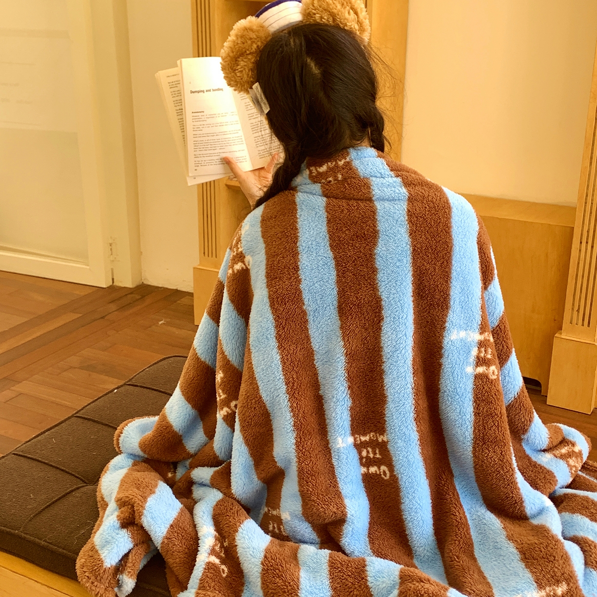 91家纺网 家纺一手货源 找家纺 桃喜 2025新款亲肤舒适摇粒绒毛毯 复古蓝咖条