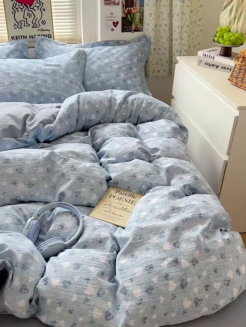 91家纺网 家纺一手货源 找家纺 一比一 2025新款古法水洗棉小布袋高克重云柔棉四件套  蓝爱心