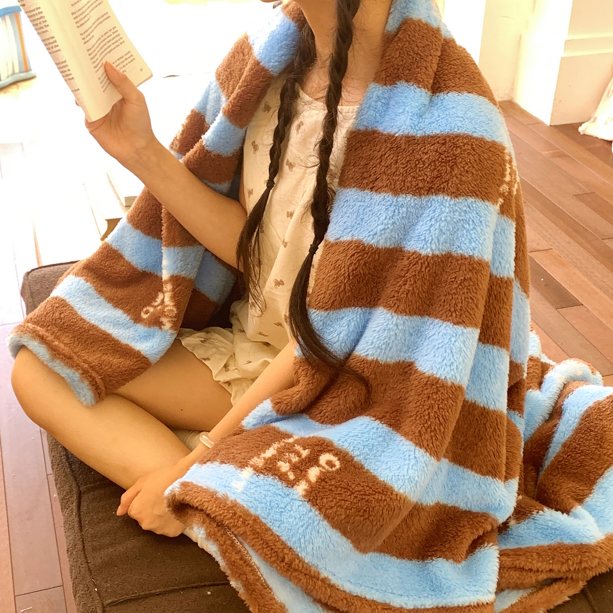 91家纺网 家纺一手货源 找家纺 桃喜 2025新款亲肤舒适摇粒绒毛毯 复古蓝咖条