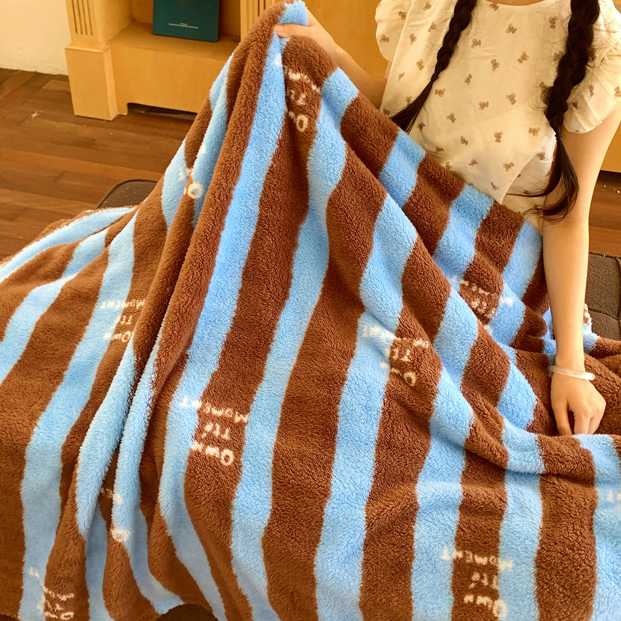 91家纺网 家纺一手货源 找家纺 桃喜 2025新款亲肤舒适摇粒绒毛毯 复古蓝咖条