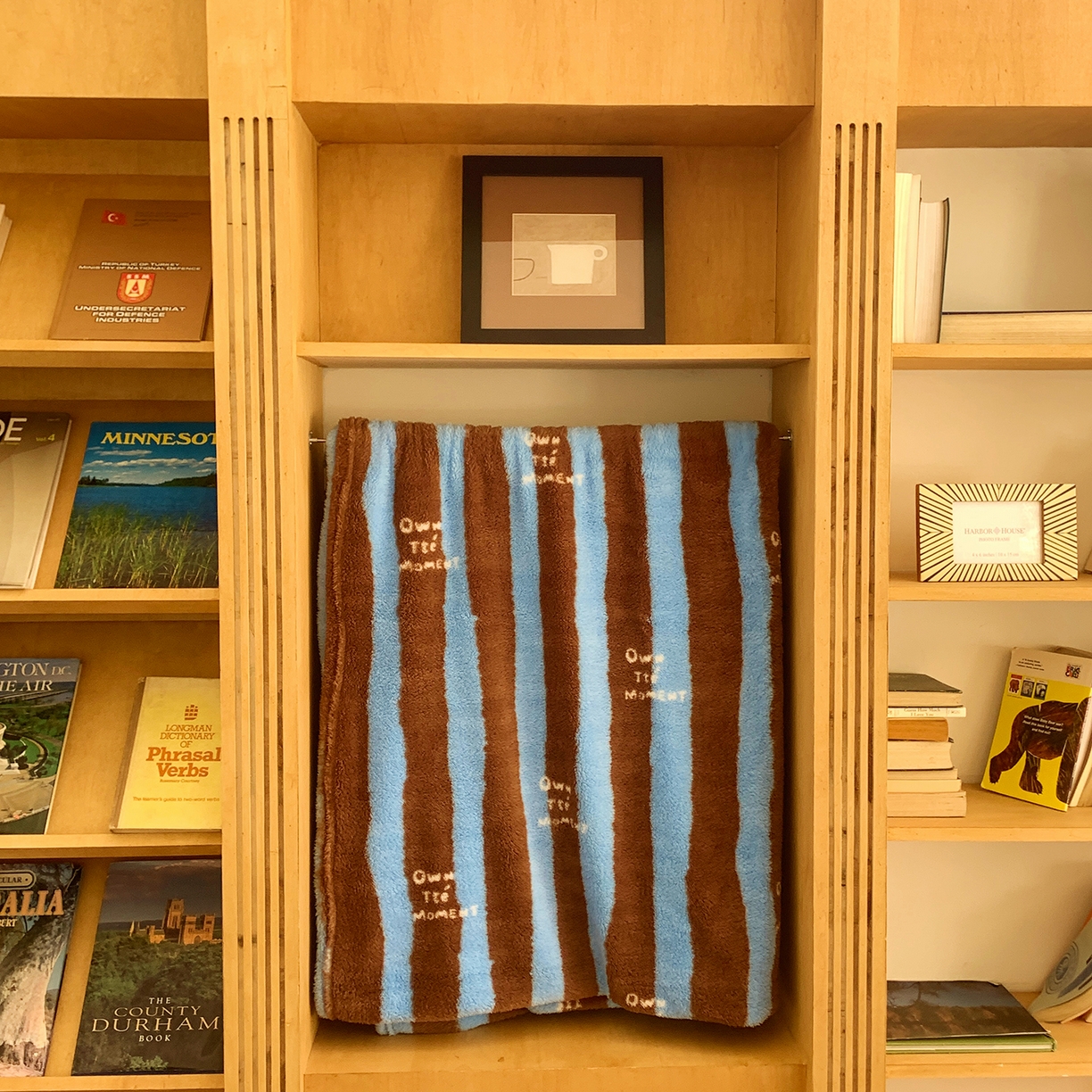 91家纺网 家纺一手货源 找家纺 桃喜 2025新款亲肤舒适摇粒绒毛毯 复古蓝咖条