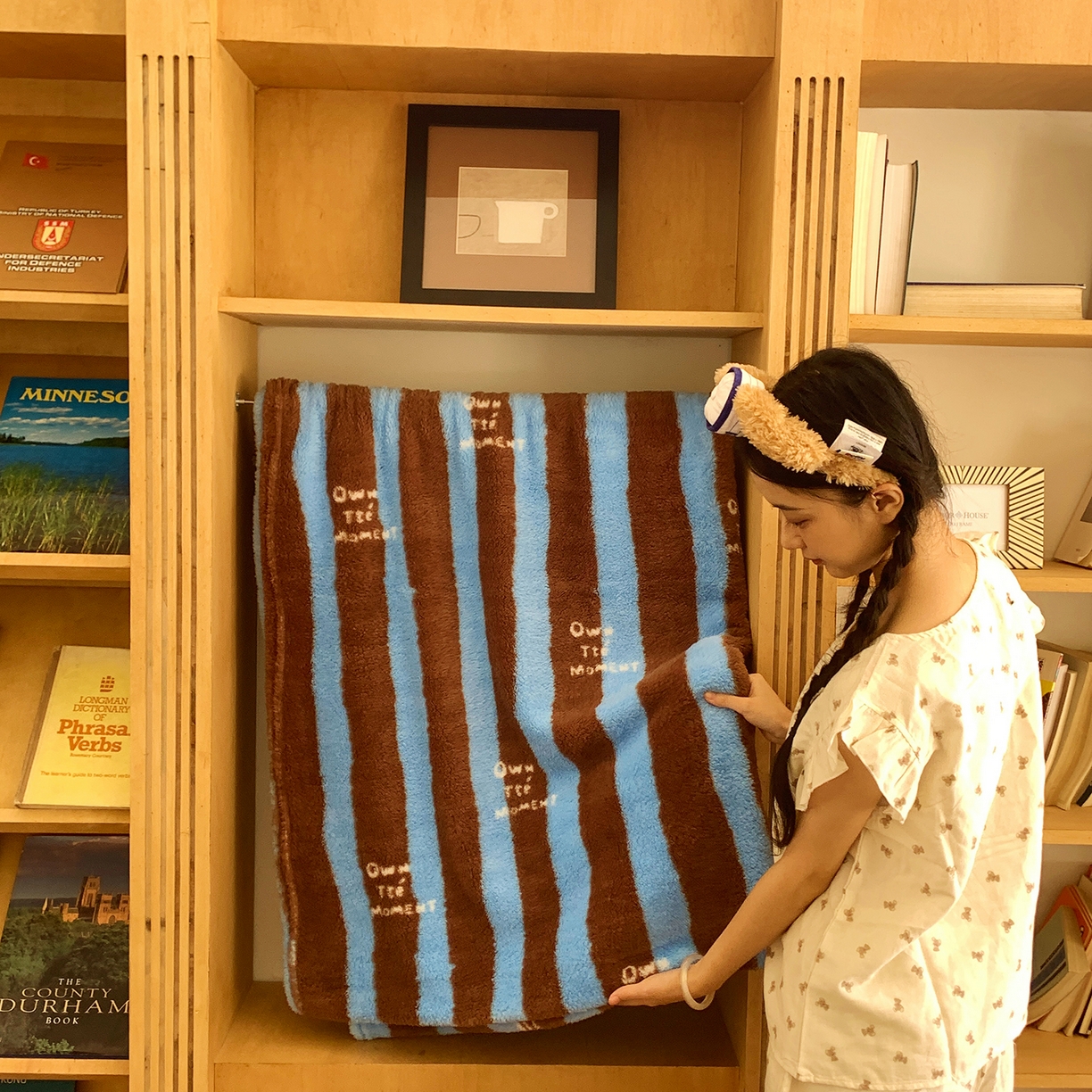 91家纺网 家纺一手货源 找家纺 桃喜 2025新款亲肤舒适摇粒绒毛毯 复古蓝咖条