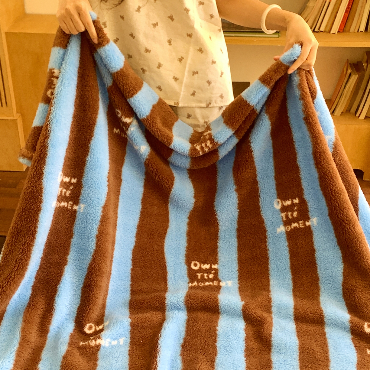 91家纺网 家纺一手货源 找家纺 桃喜 2025新款亲肤舒适摇粒绒毛毯 复古蓝咖条