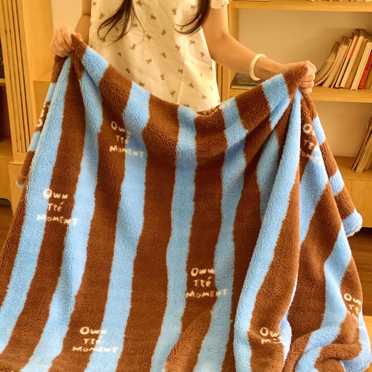 91家纺网 家纺一手货源 找家纺 桃喜 2025新款亲肤舒适摇粒绒毛毯 复古蓝咖条