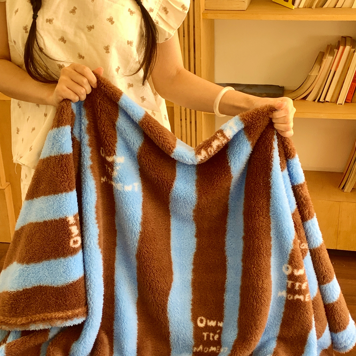 91家纺网 家纺一手货源 找家纺 桃喜 2025新款亲肤舒适摇粒绒毛毯 复古蓝咖条