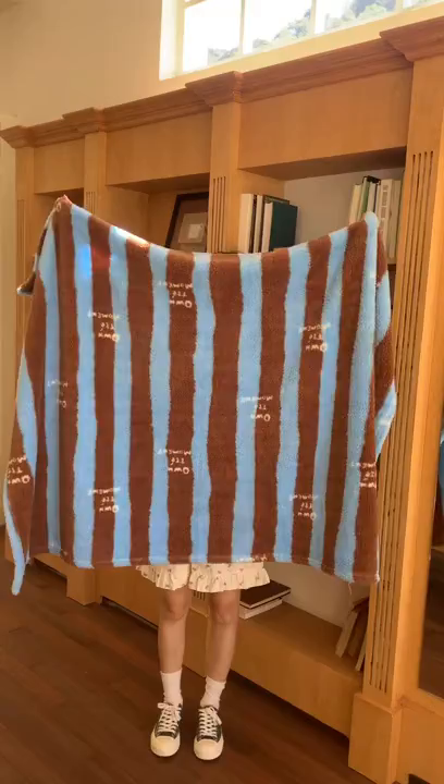 91家纺网 家纺一手货源 找家纺 桃喜 2025新款亲肤舒适摇粒绒毛毯 复古蓝咖条