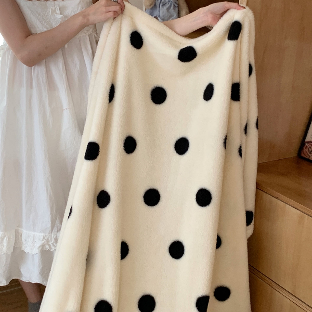 91家纺网 家纺一手货源 找家纺 桃喜 2025新款亲肤舒适摇粒绒毛毯 黑白波点