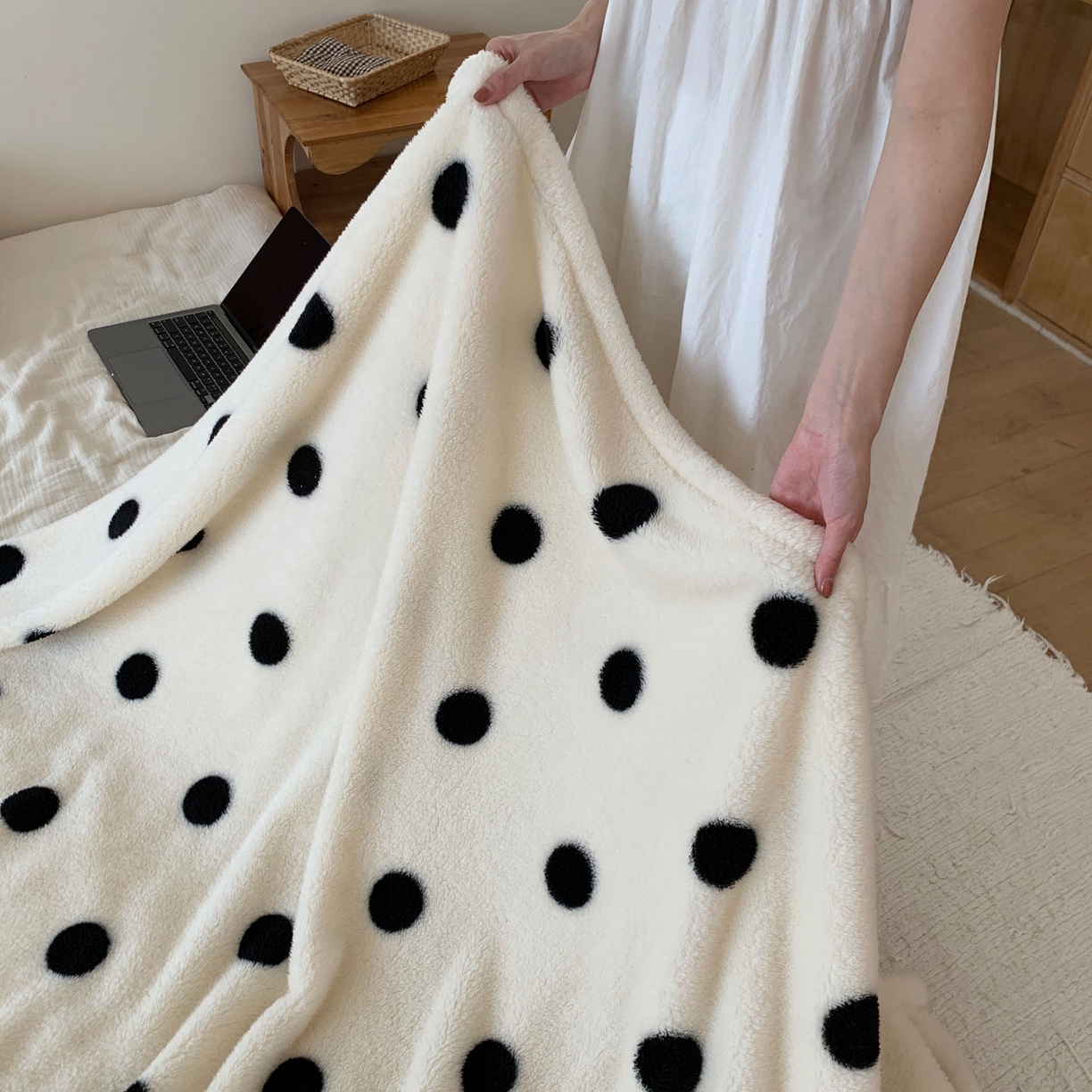 91家纺网 家纺一手货源 找家纺 桃喜 2025新款亲肤舒适摇粒绒毛毯 黑白波点
