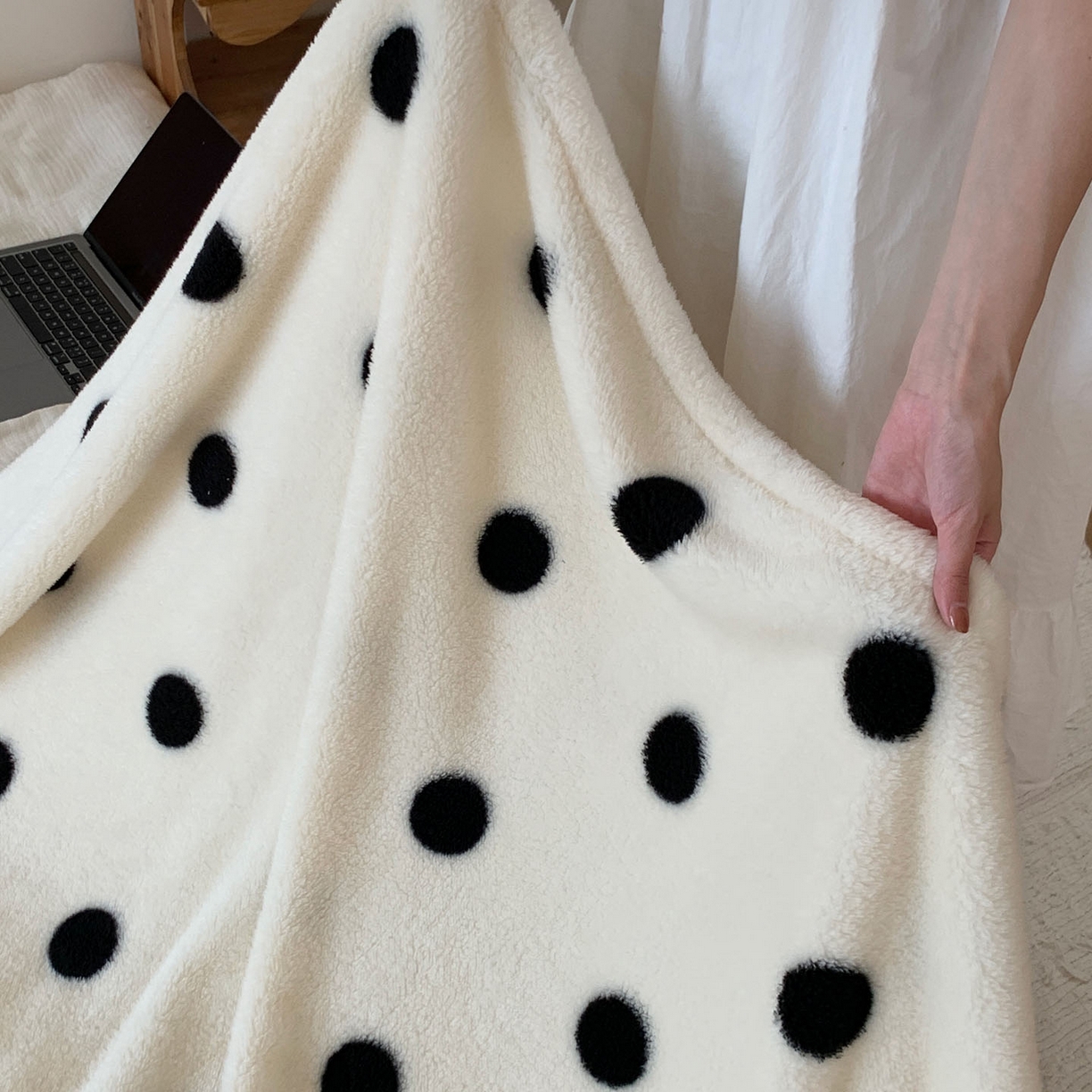 91家纺网 家纺一手货源 找家纺 桃喜 2025新款亲肤舒适摇粒绒毛毯 黑白波点
