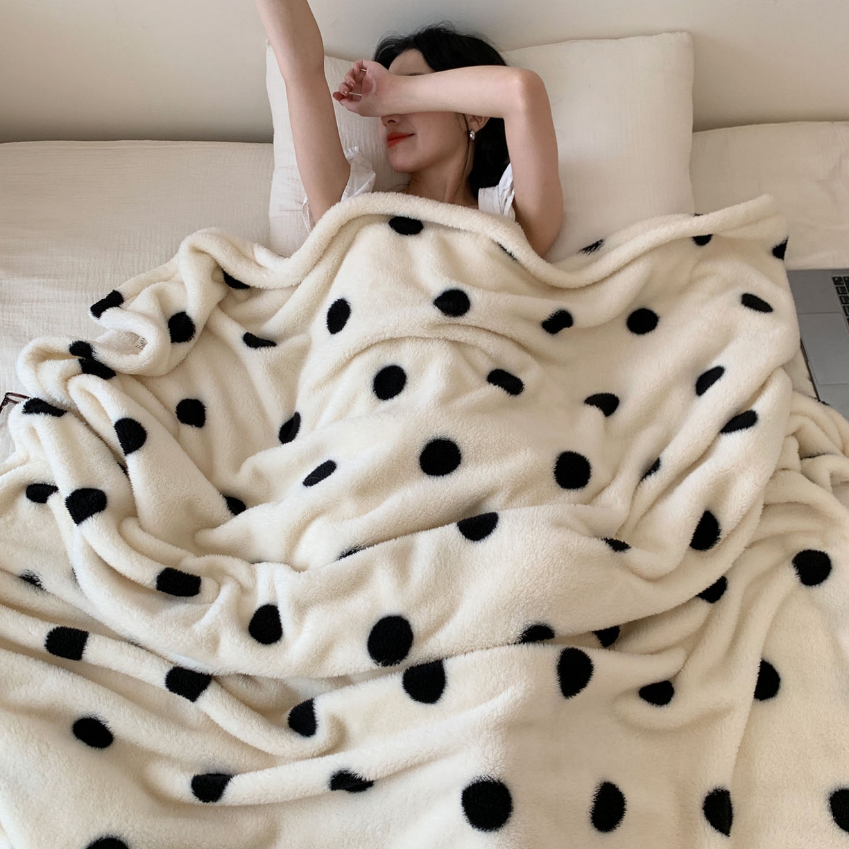 91家纺网 家纺一手货源 找家纺 桃喜 2025新款亲肤舒适摇粒绒毛毯 黑白波点