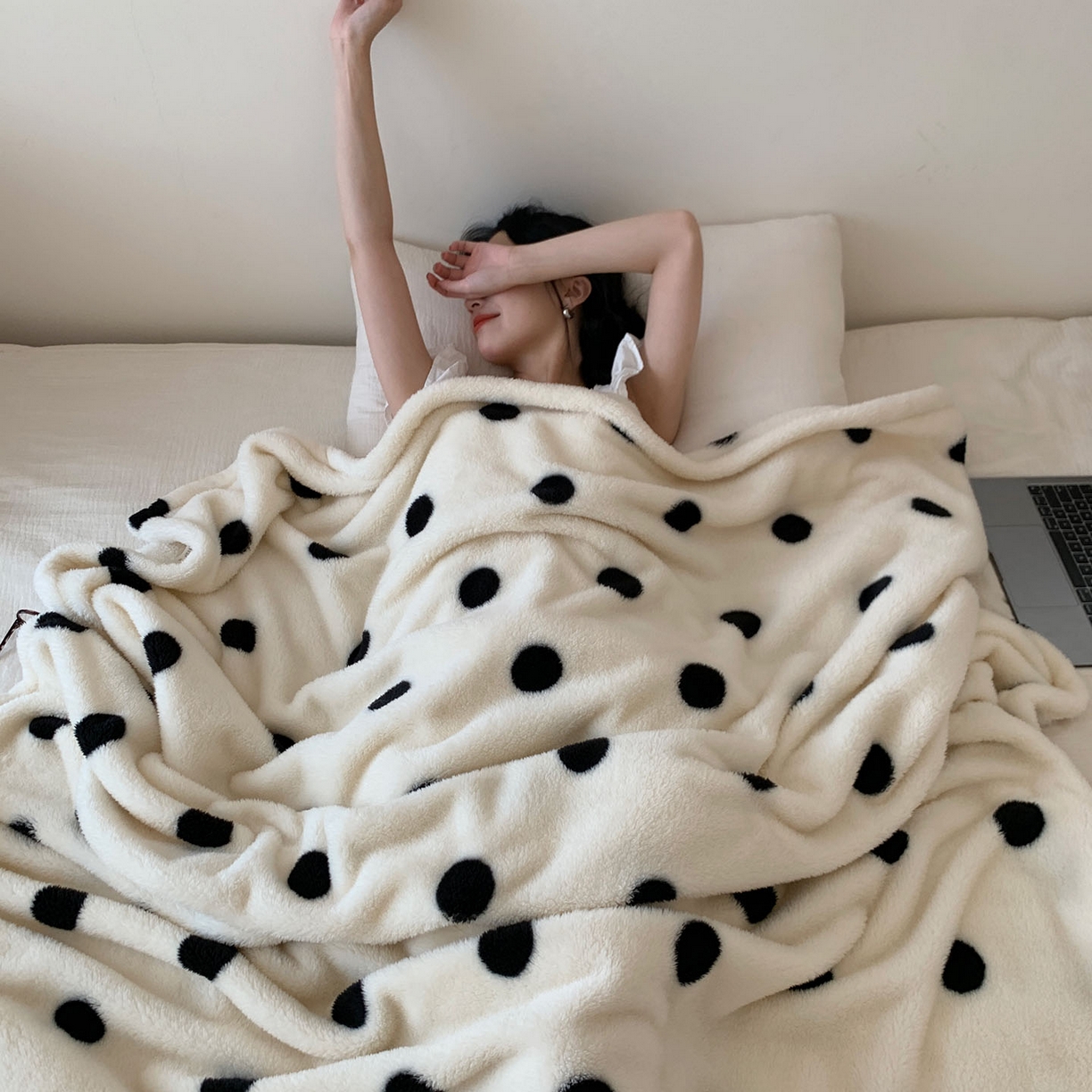 91家纺网 家纺一手货源 找家纺 桃喜 2025新款亲肤舒适摇粒绒毛毯 黑白波点