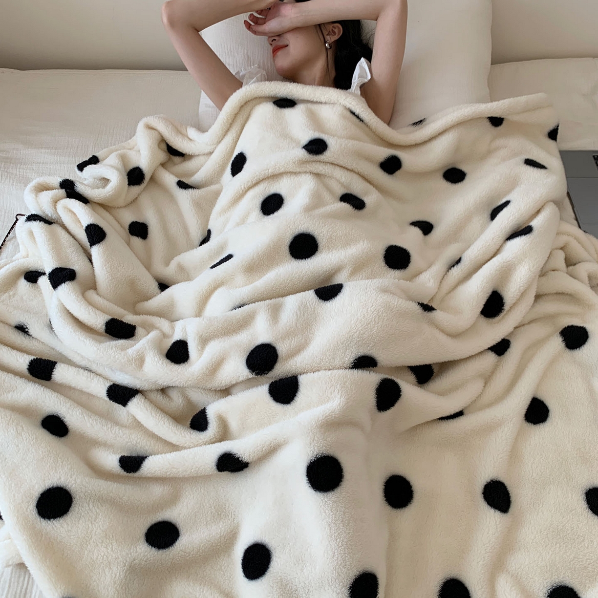 91家纺网 家纺一手货源 找家纺 桃喜 2025新款亲肤舒适摇粒绒毛毯 黑白波点