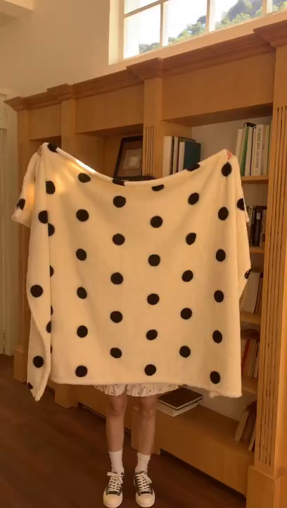 91家纺网 家纺一手货源 找家纺 桃喜 2025新款亲肤舒适摇粒绒毛毯 黑白波点