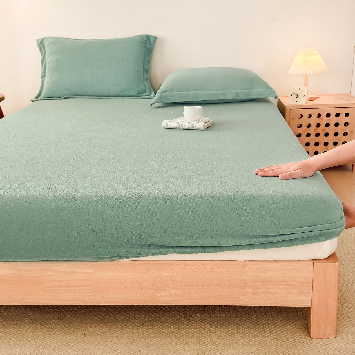 91家纺网 家纺一手货源 找家纺 好阁家纺 支持定制2025新款200G牛奶绒纯色床笠 豆绿