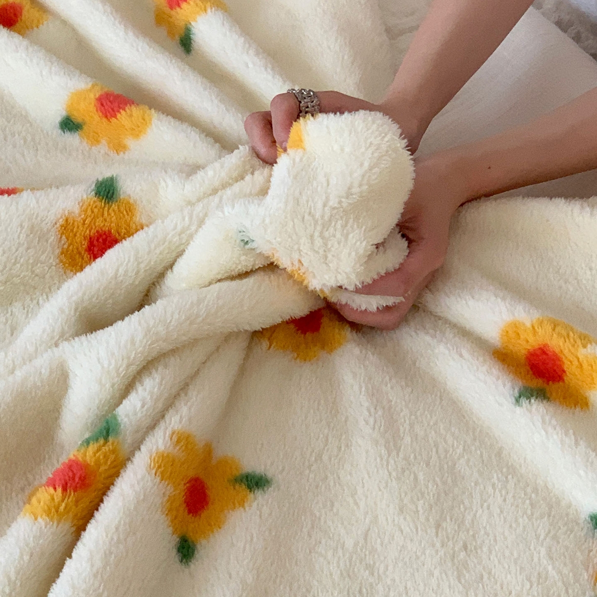 91家纺网 家纺一手货源 找家纺 桃喜 2025新款亲肤舒适摇粒绒毛毯 小黄花