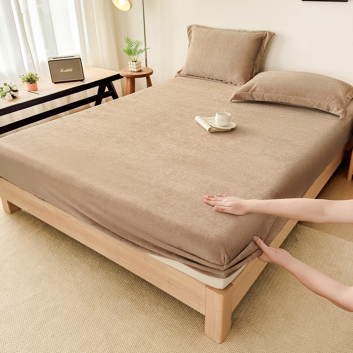 91家纺网 家纺一手货源 找家纺 好阁家纺 支持定制2025新款200G牛奶绒纯色床笠 卡其