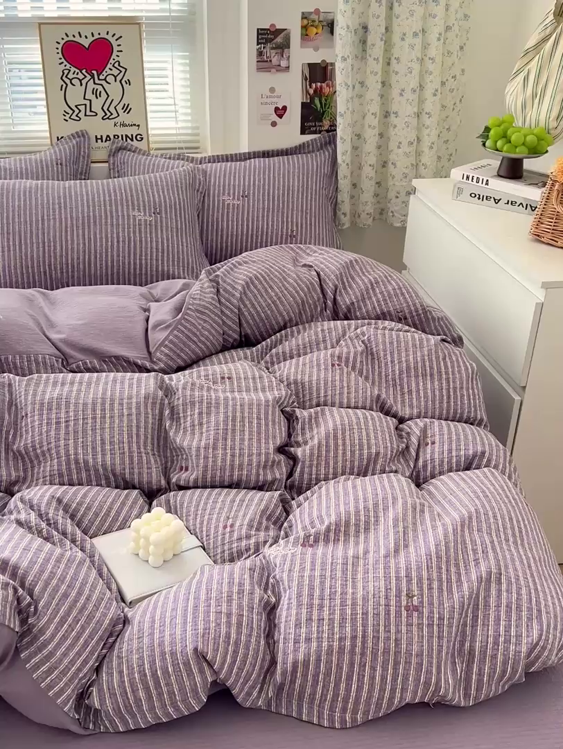 91家纺网 家纺一手货源 找家纺 一比一 2025新款古法水洗棉小布袋高克重云柔棉四件套 紫樱桃