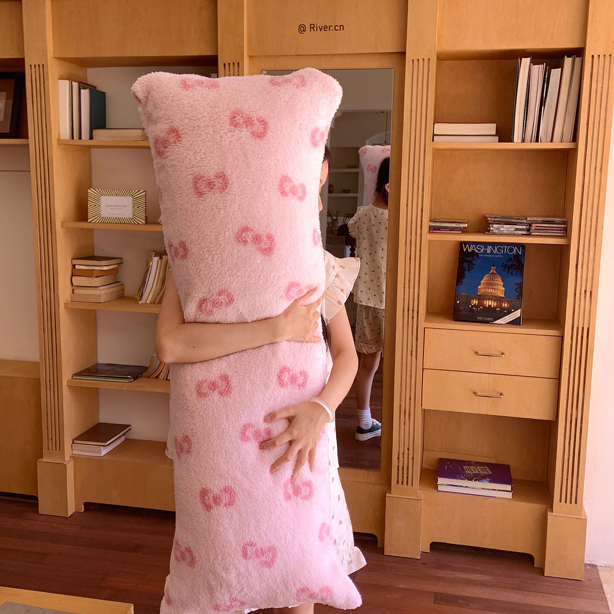 91家纺网 家纺一手货源 找家纺 （总）桃喜 2025新款舒适亲肤摇粒绒长抱枕