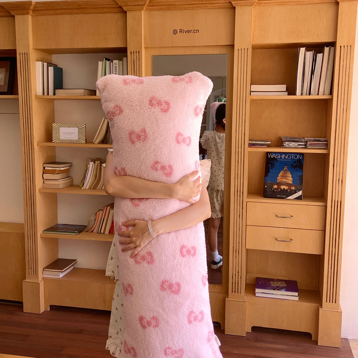 91家纺网 家纺一手货源 找家纺 （总）桃喜 2025新款舒适亲肤摇粒绒长抱枕