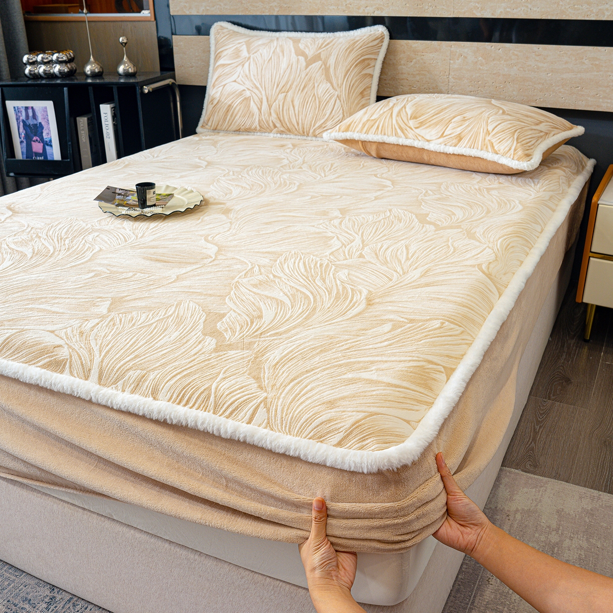 91家纺网 家纺一手货源 找家纺 ME/ERA HOME寐时代 2025新款牛奶绒雕花兔毛绒包边床笠 北欧经典