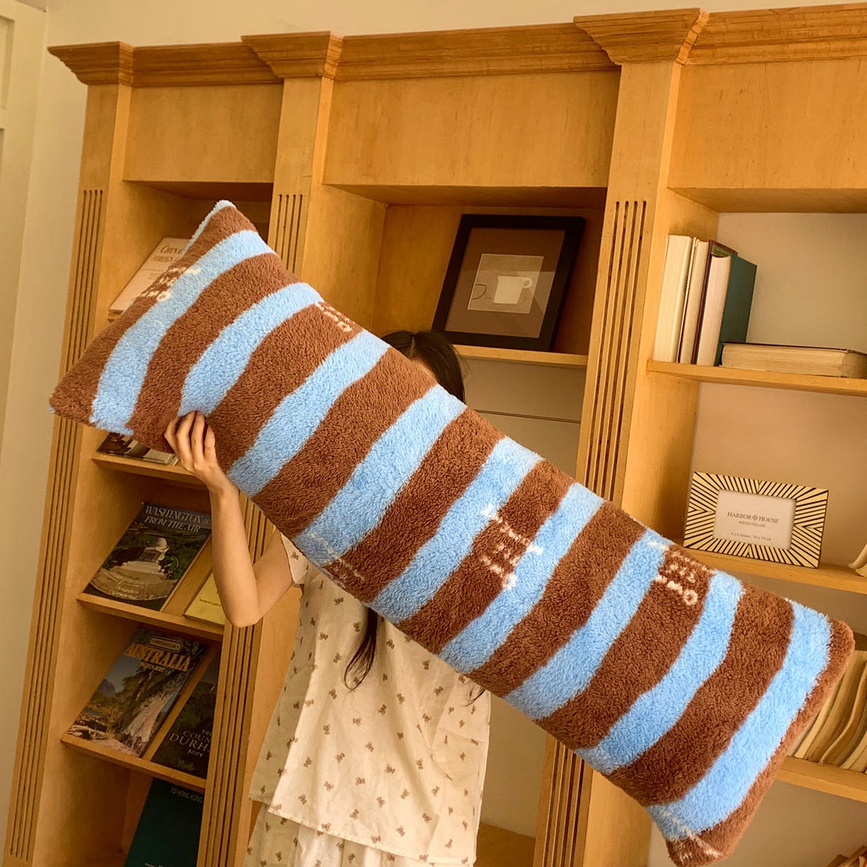 91家纺网 家纺一手货源 找家纺 （总）桃喜 2025新款舒适亲肤摇粒绒长抱枕