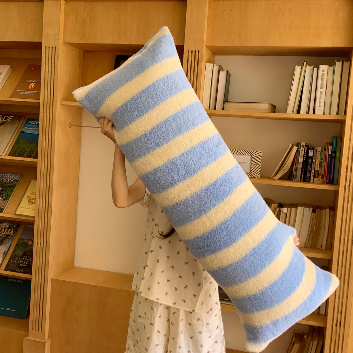 91家纺网 家纺一手货源 找家纺 （总）桃喜 2025新款舒适亲肤摇粒绒长抱枕