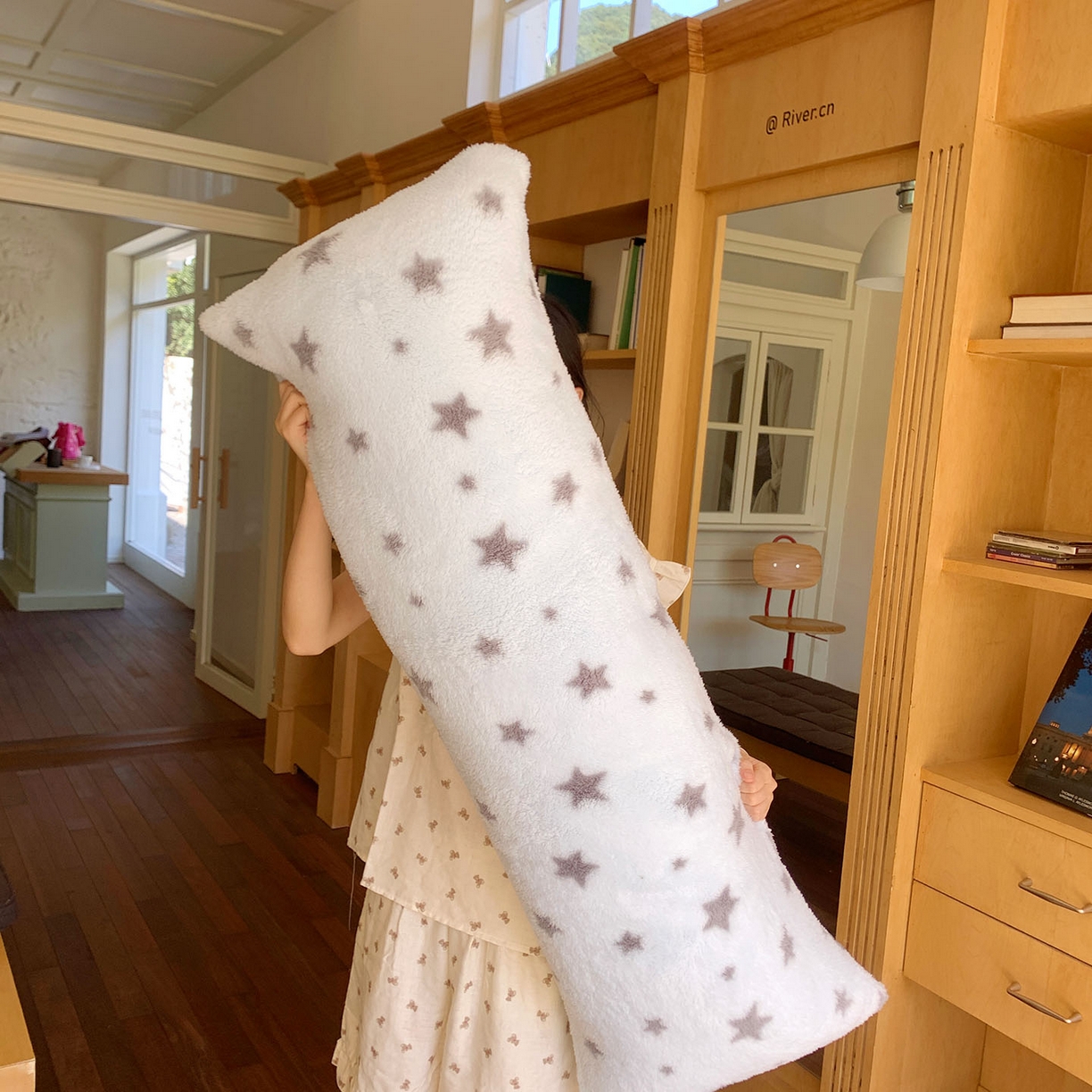 91家纺网 家纺一手货源 找家纺 （总）桃喜 2025新款舒适亲肤摇粒绒长抱枕