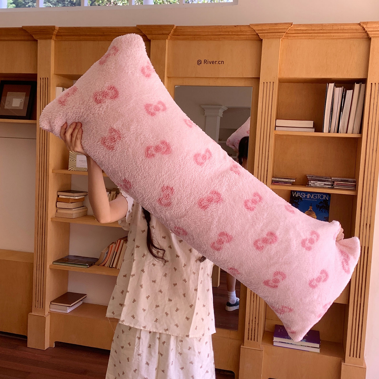 桃喜 2025新款舒适亲肤摇粒绒长抱枕 粉色蝴蝶结