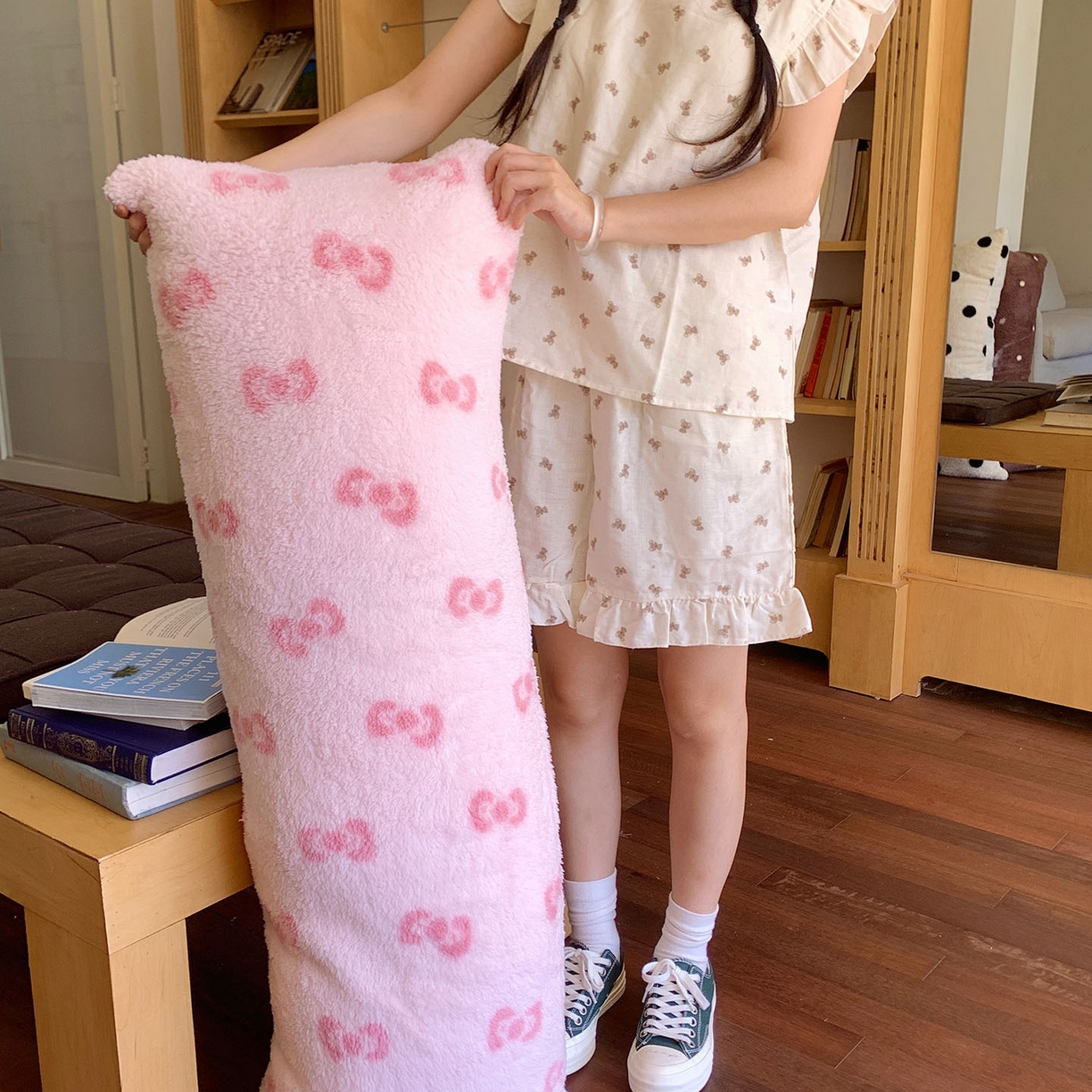 91家纺网 家纺一手货源 找家纺 桃喜 2025新款舒适亲肤摇粒绒长抱枕 粉色蝴蝶结