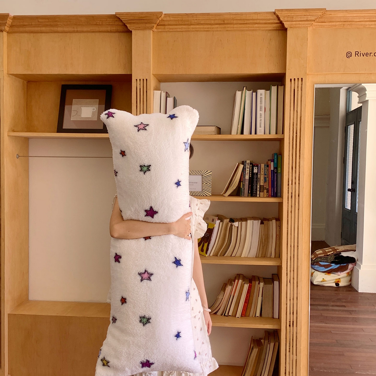 91家纺网 家纺一手货源 找家纺 桃喜 2025新款舒适亲肤摇粒绒长抱枕 彩色星星