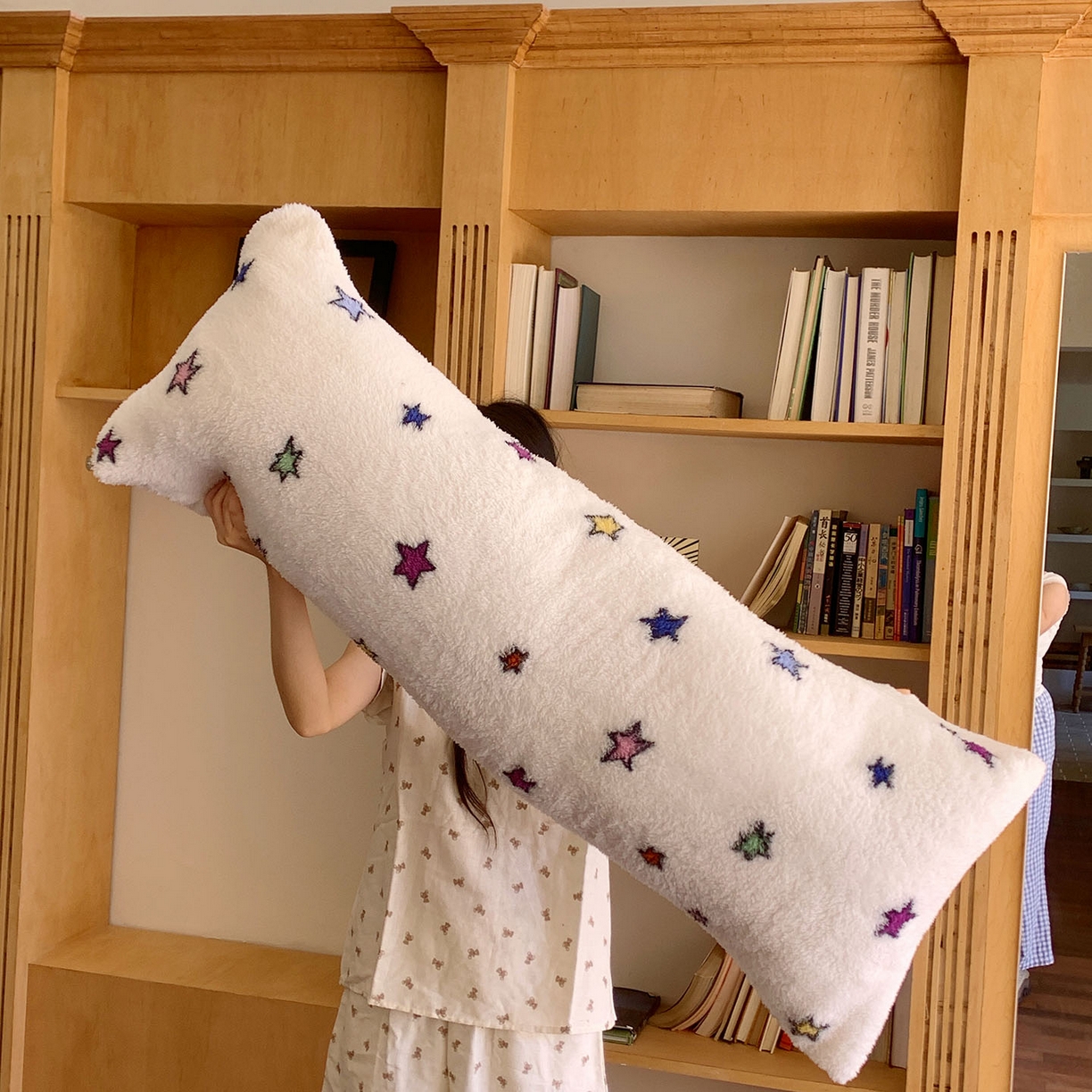 91家纺网 家纺一手货源 找家纺 桃喜 2025新款舒适亲肤摇粒绒长抱枕 彩色星星