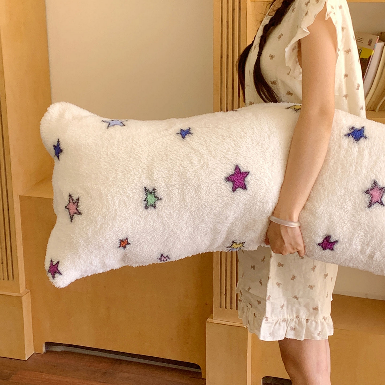 91家纺网 家纺一手货源 找家纺 桃喜 2025新款舒适亲肤摇粒绒长抱枕 彩色星星