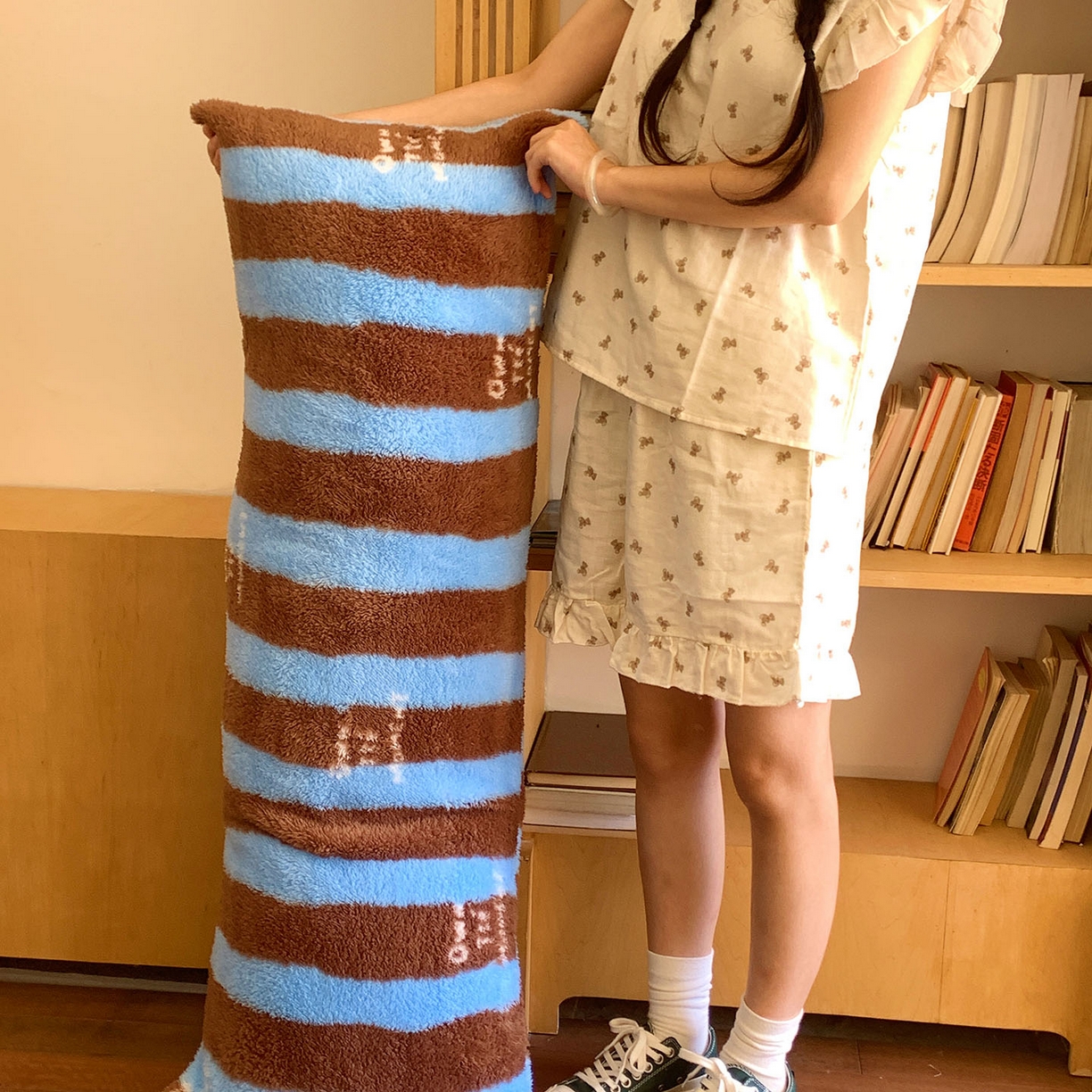 91家纺网 家纺一手货源 找家纺 桃喜 2025新款舒适亲肤摇粒绒长抱枕 复古蓝咖条