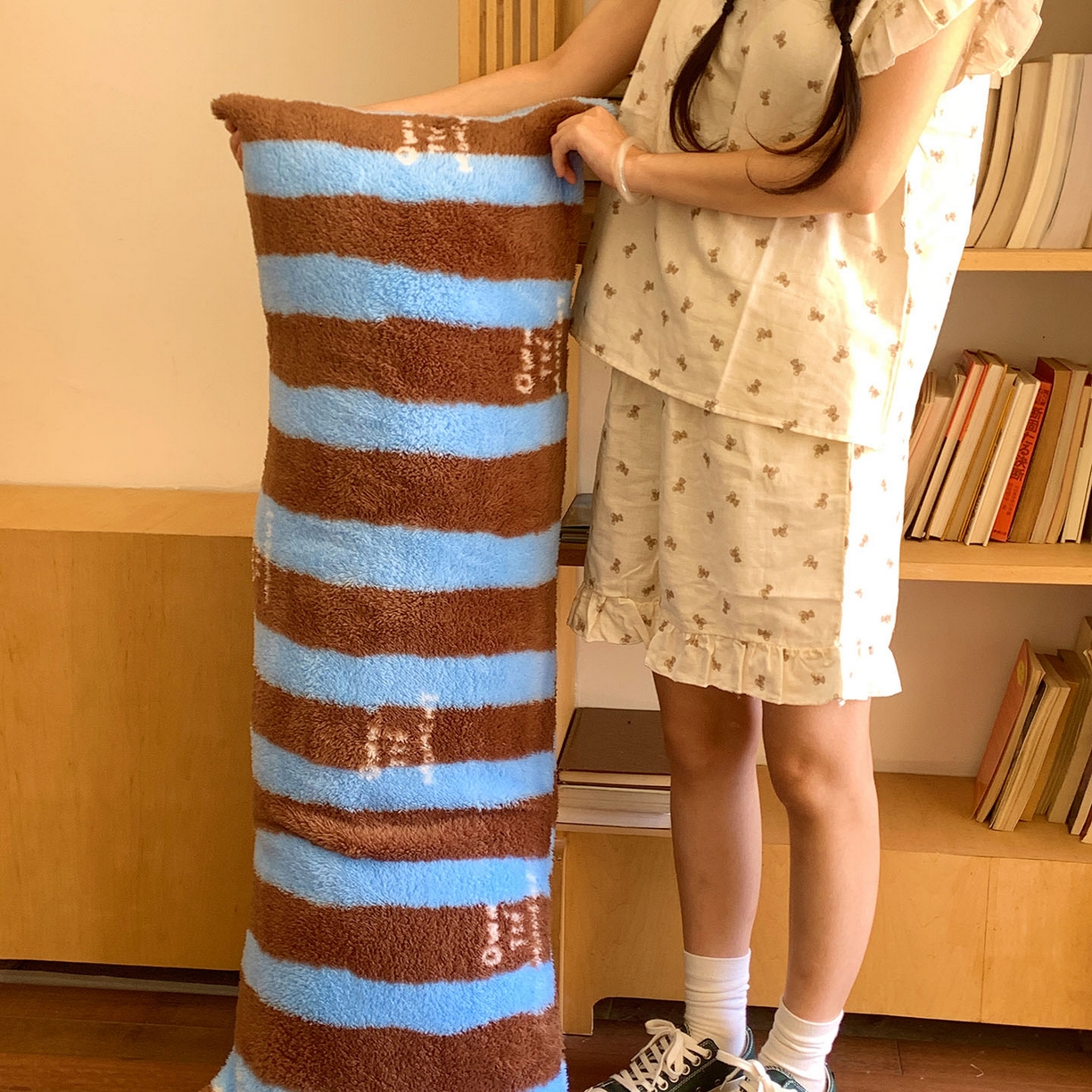 91家纺网 家纺一手货源 找家纺 桃喜 2025新款舒适亲肤摇粒绒长抱枕 复古蓝咖条