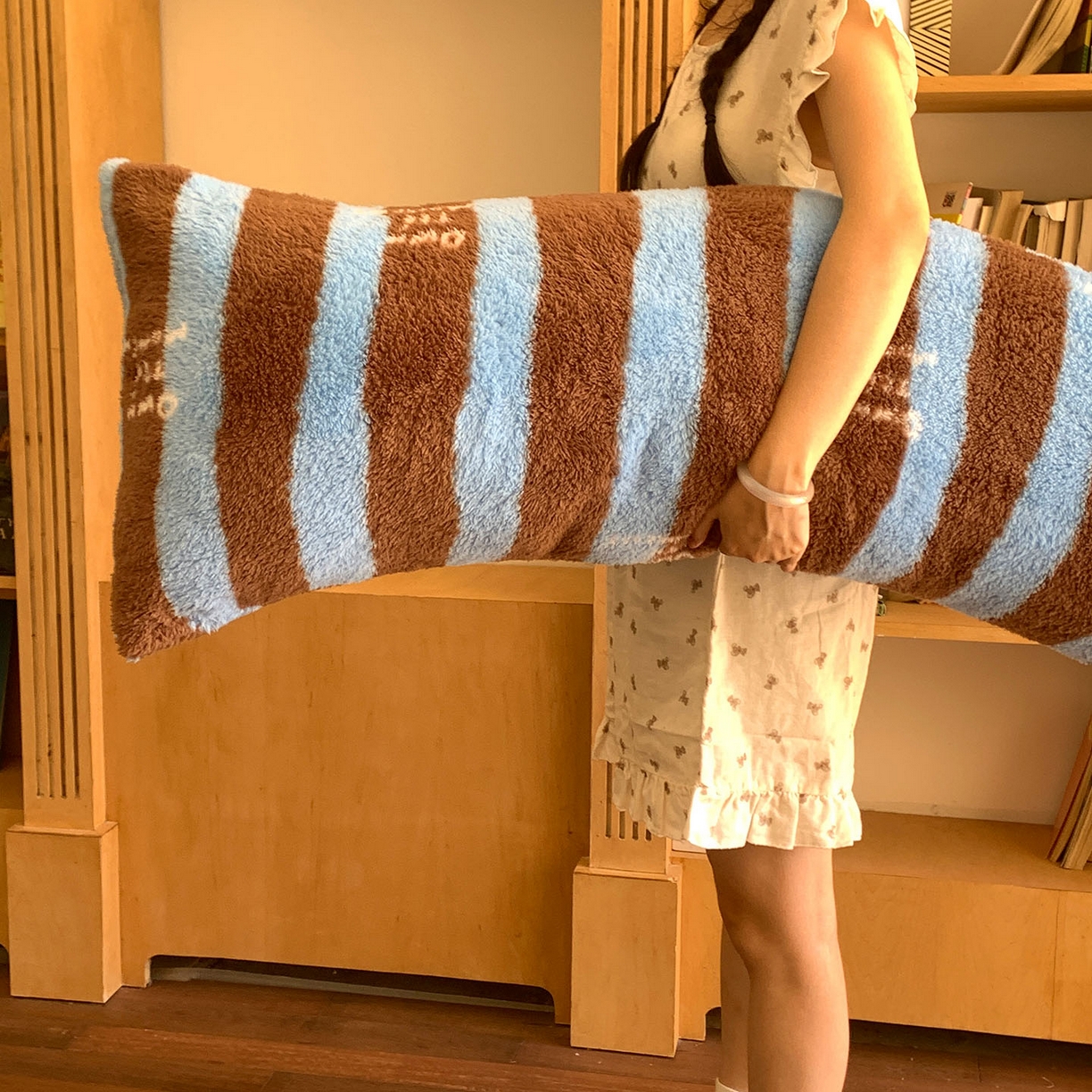 91家纺网 家纺一手货源 找家纺 桃喜 2025新款舒适亲肤摇粒绒长抱枕 复古蓝咖条