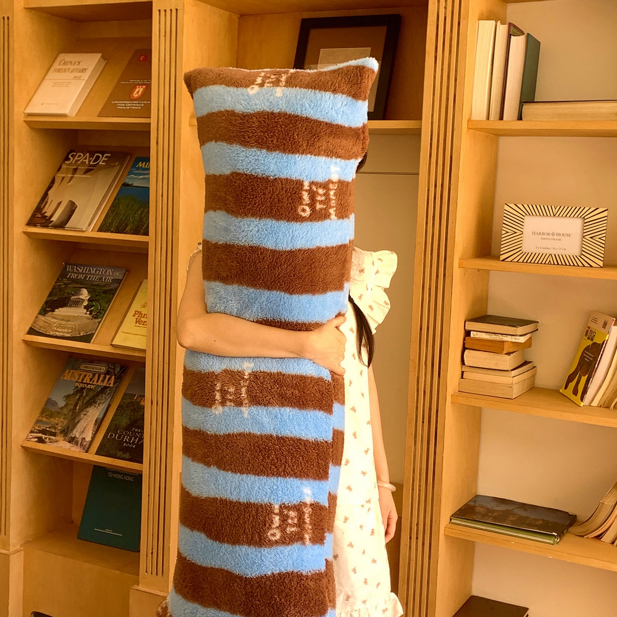 91家纺网 家纺一手货源 找家纺 桃喜 2025新款舒适亲肤摇粒绒长抱枕 复古蓝咖条