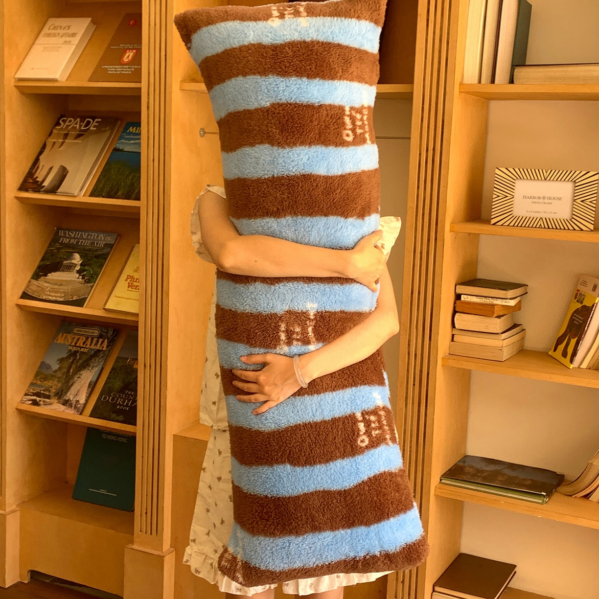 91家纺网 家纺一手货源 找家纺 桃喜 2025新款舒适亲肤摇粒绒长抱枕 复古蓝咖条