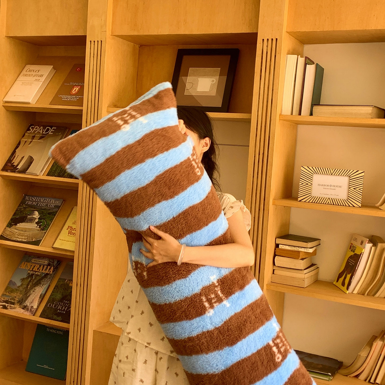 91家纺网 家纺一手货源 找家纺 桃喜 2025新款舒适亲肤摇粒绒长抱枕 复古蓝咖条